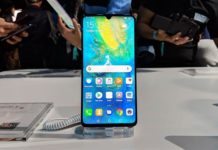 Huawei Mate 20 X předává recenzi